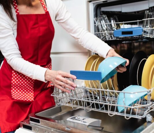 How to Clean a Smelly Dishwasher in 10 Minutes clean smelly dishwasher